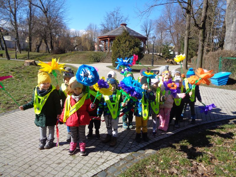 22 marca dzieci z naszego przedszkola przeszły w barwnym korowodzie alejkami parku, szukając oznak wiosny.