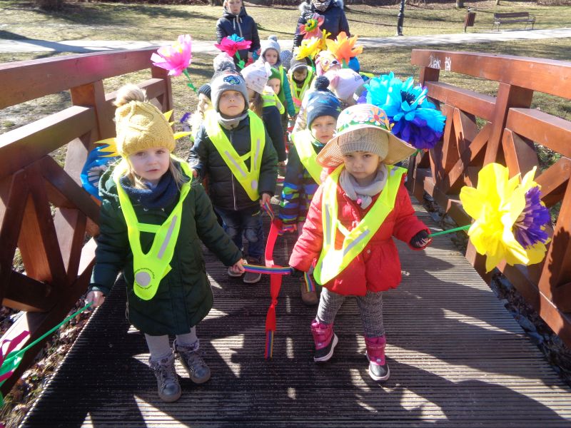 22 marca dzieci z naszego przedszkola przeszły w barwnym korowodzie alejkami parku, szukając oznak wiosny.