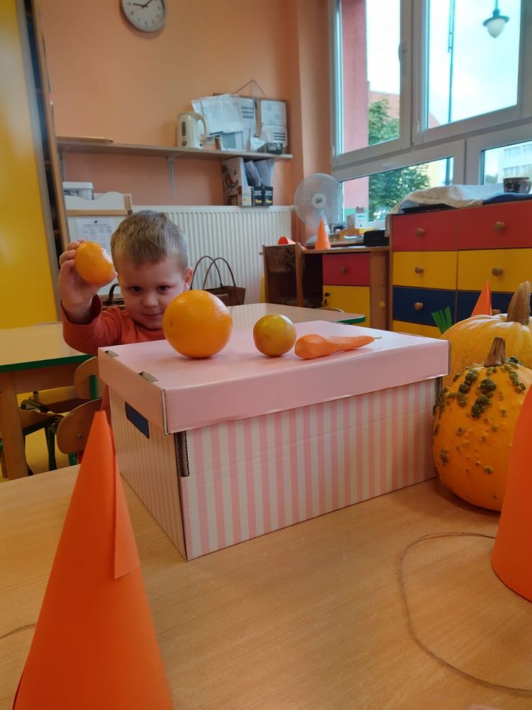 Kolorowe dni w przedszkolu - pomarańczowy